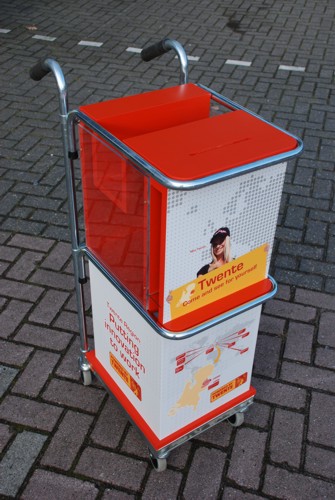ullcolour stickers op een postkarretje