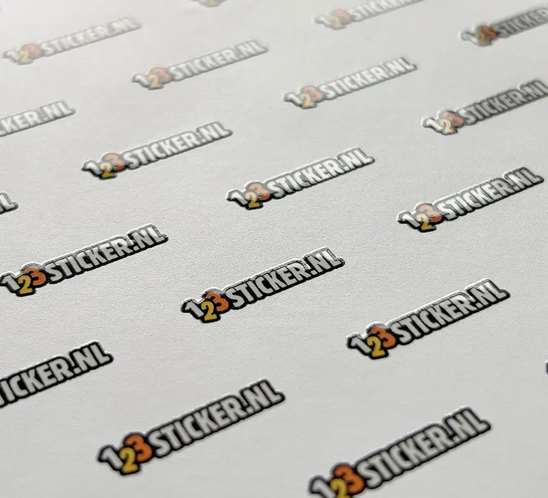 wit matte sticker met glanzend gekleurd logo