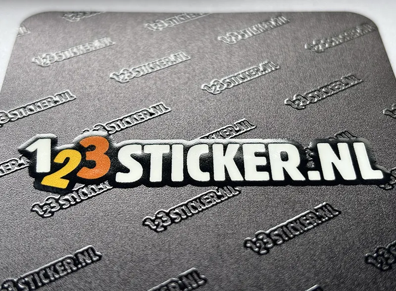 zwart matte sticker met glanzend zwart logo